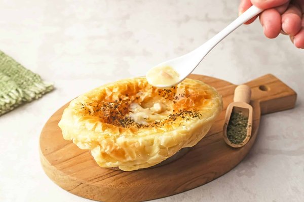 Come si prepara una zuppa di funghi selvatici e patate con erbe fresche?