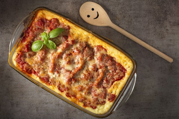 Qual è la ricetta per un ragù bianco di coniglio con olive e rosmarino?